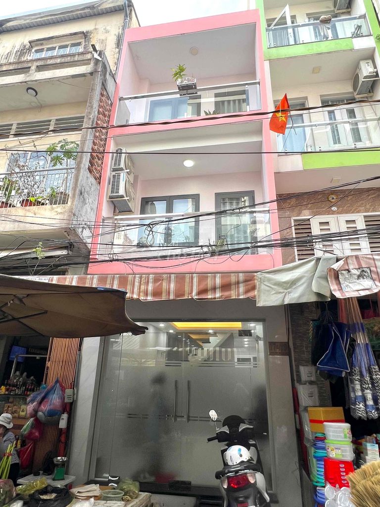 Nhà nguyên căn 1 Trệt 2 Lầu 4PN 3WC 33m² giá 16.5 triệu - Vị trí đắc địa ngay Chợ Bàn Cờ Q3!