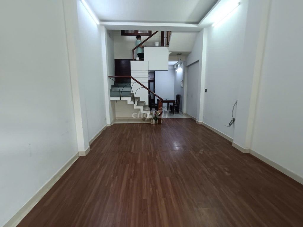 Nhà 3 lầu 4 phòng ngủ 4WC, sân đậu ô tô, đường 12, gần bến Metro Bình Thái