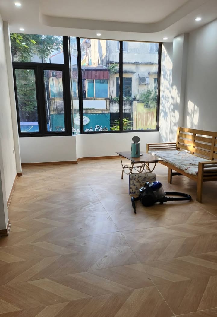 Cho thuê mặt phố Đội Cấn 90m² - Vỉa hè rộng, vị trí đắc địa!