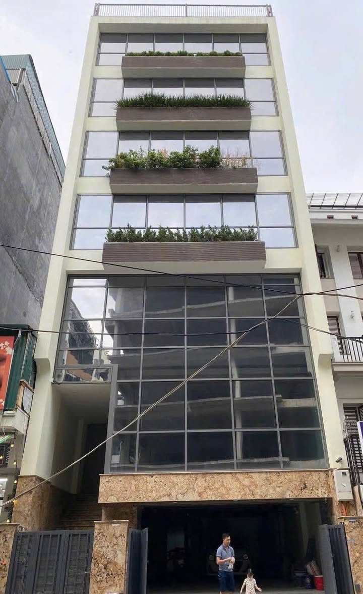 Cho thuê nhà 7 tầng Lạc Long Quân, Tây Hồ 126m² - Thang máy tiện nghi, giá 100 triệu/tháng!