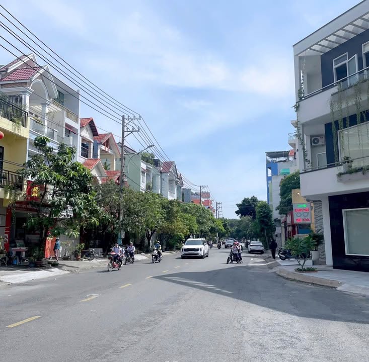 Nhà mặt tiền đường Số 1, TP Dĩ An, 70m² giá 7 tỷ - Kinh doanh sầm uất!