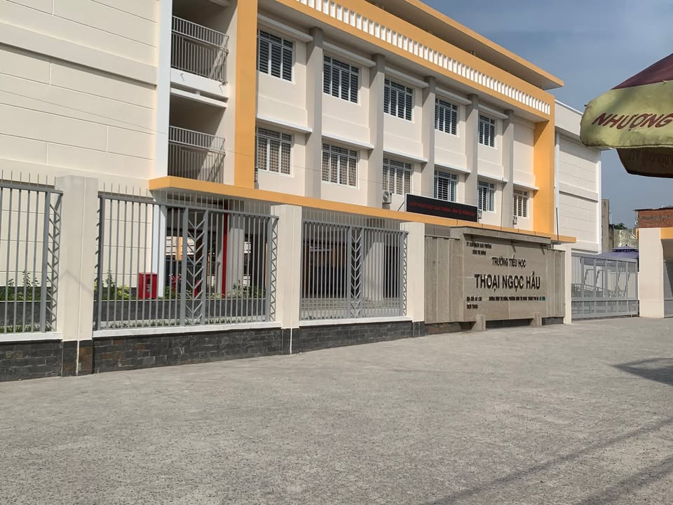 Nhà 2 tầng hẻm xe hơi Bình Trị Đông 133m² giá 4.6 tỷ - Sẵn sàng vào ở!