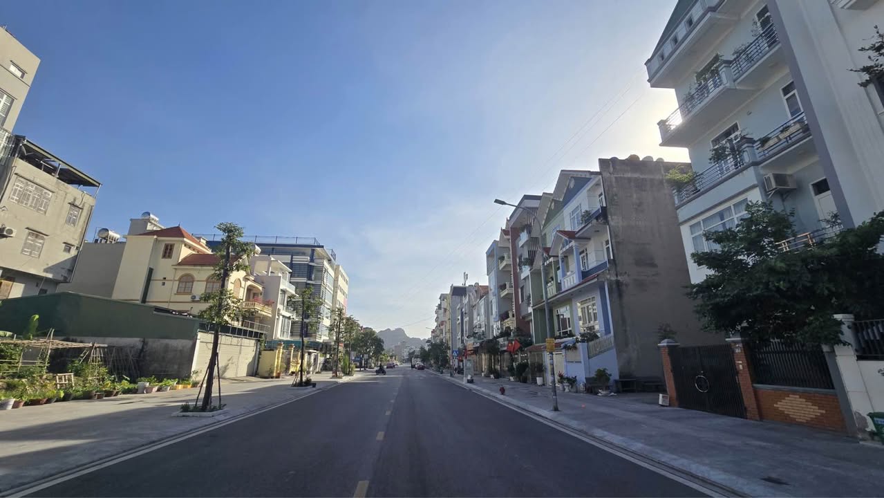 Nhà 4 tầng mặt đường Nguyễn Thượng Hiền Hạ Long 75m² giá 1x tỷ - Vị trí đắc địa, giao thông thuận lợi!