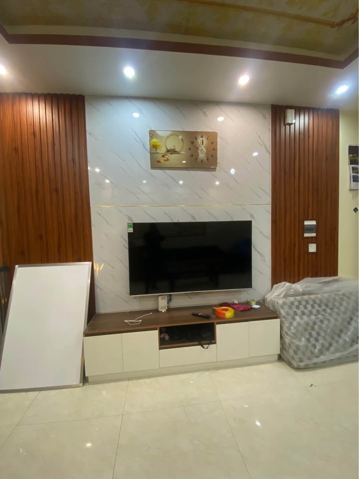 Nhà 3 tầng tại Cao Thắng Hạ Long 90m² giá 2 tỷ - Thiết kế hiện đại, tiện nghi đầy đủ!