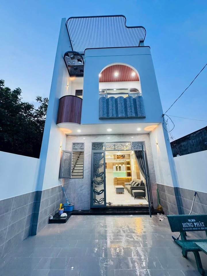 Nhà mới hoàn thiện mặt tiền đường Hoa Vàng, xã Mỹ Hạnh, 135m² - Cơ hội đầu tư hấp dẫn!