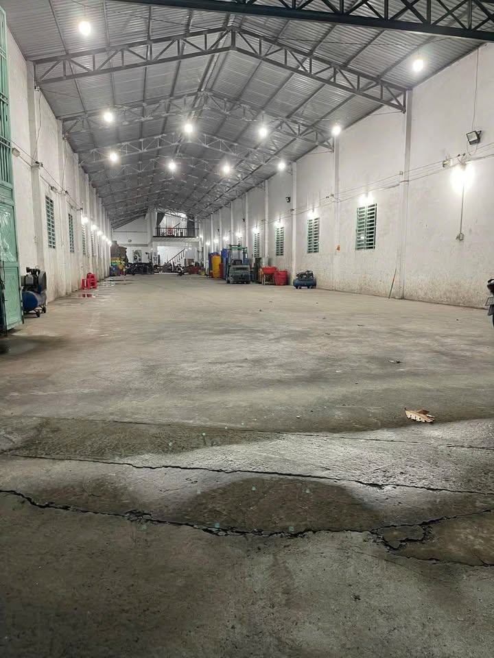 Kho cho thuê Quốc Lộ 1A 1200m² giá 900 triệu - Hoạt động ngay lập tức!