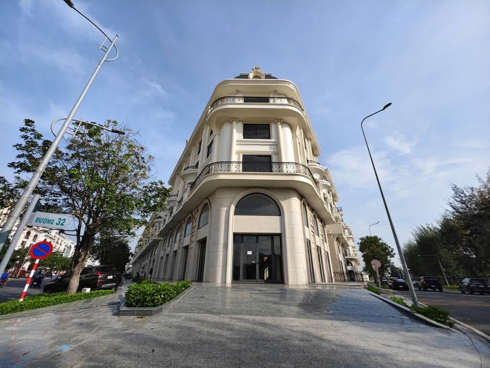 Shophouse Vạn Phúc City Thủ Đức 176m² giá 200 triệu - Kinh doanh đắc địa 2 mặt tiền!