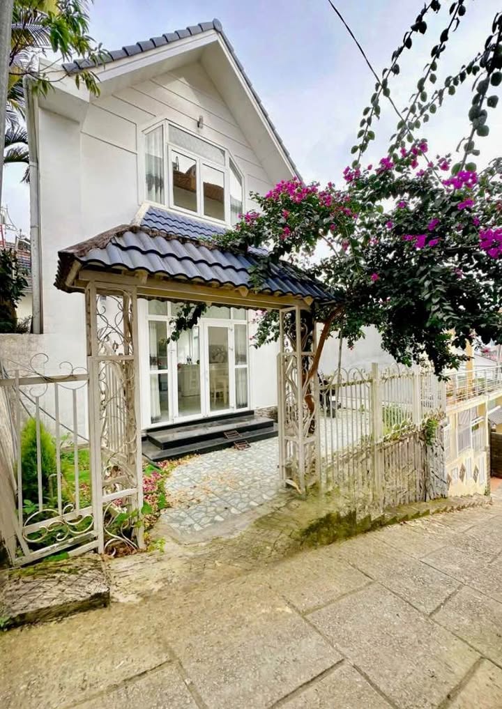 Nhà sân vườn Đà Lạt 122m² giá 5.4 tỷ - Sổ xây dựng chính chủ