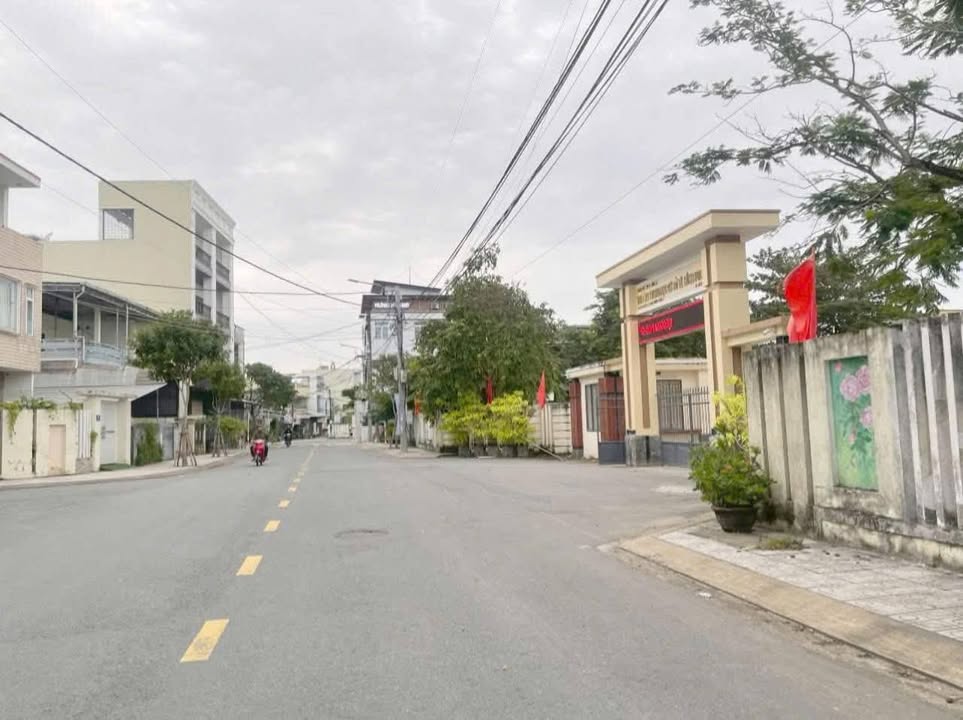 Nhà cho thuê 3 tầng tại Lê Hồng Phong, Quảng Ngãi - Đầy đủ nội thất, giá chỉ 3.5 triệu!