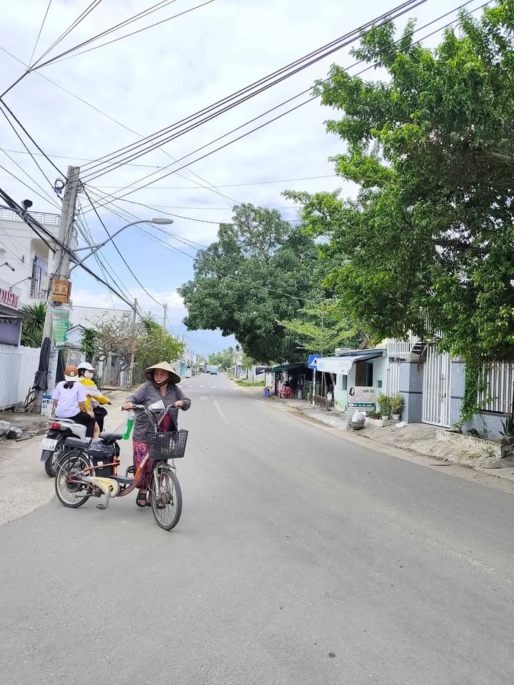 Bán gấp mặt tiền đường Nguyễn Huệ, xã Vạn Thắng, diện tích 147m² - Kinh doanh sầm uất