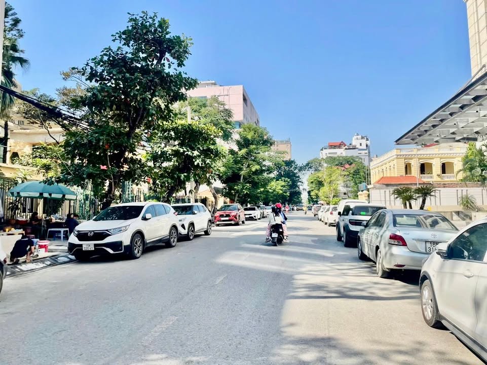 Nhà lô góc 3 tầng mặt đường Trần Quang Khải 40m² - Vị trí đẹp, dễ cho thuê!