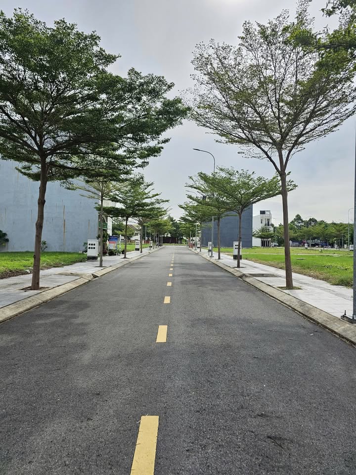 Nhà 1 Trệt 2 Lầu Tại Tân Đông Hiệp, Dĩ An 60m² giá 5.4 tỷ - Đường rộng thông thoáng!