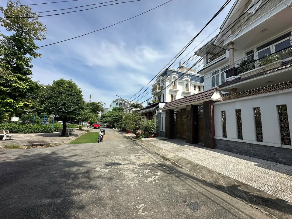 Nhà phố Thủ Đức 246m² giá 20.5 tỷ - Sân vườn thoáng mát, view công viên