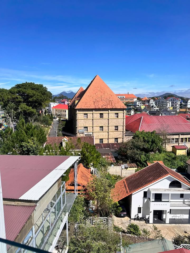 Tòa căn hộ 28 phòng mặt tiền Yersin, P.10, Đà Lạt giá 30 tỷ - Cơ hội đầu tư sinh lời!