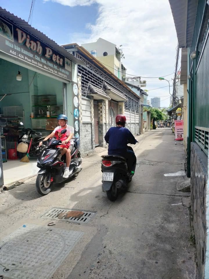 Nhà phố Phan Đình Giót Nha Trang 30m² giá 2.79 tỷ - Không ngập lụt, gần biển!