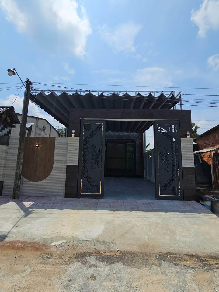 Nhà mới hoàn thiện tại Ninh Thạnh, Tây Ninh 168m² giá 1.79 tỷ - Thiết kế hiện đại, sân rộng rãi!