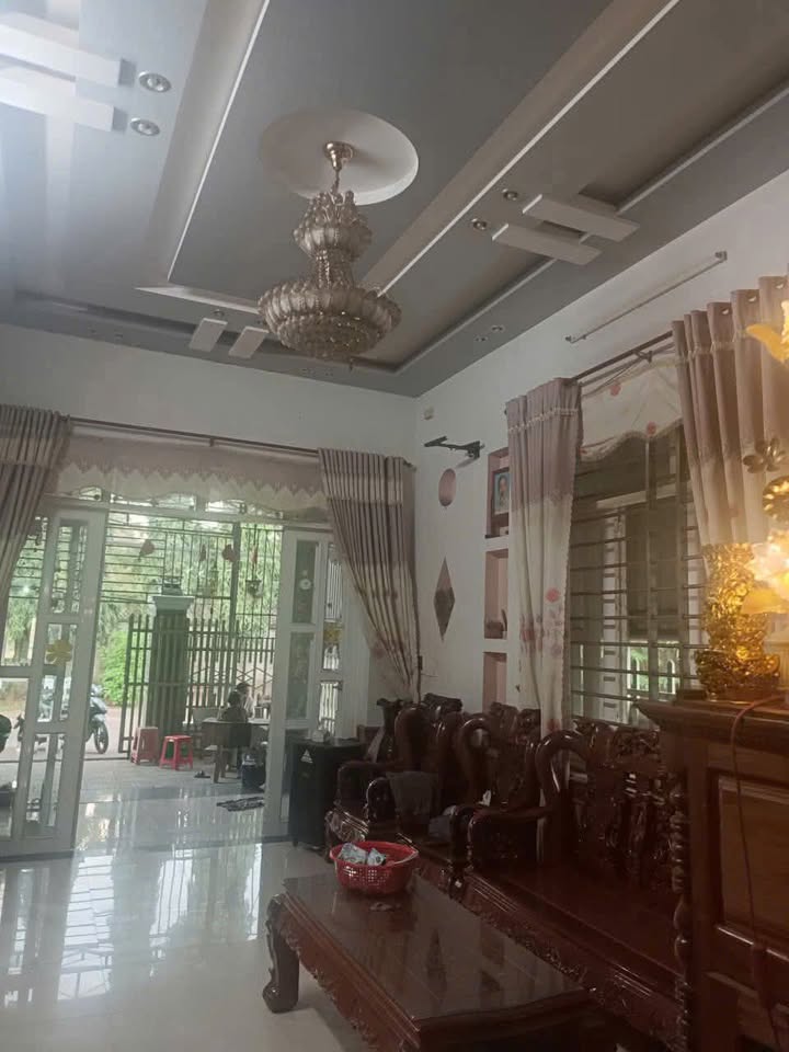 Nhà phố kinh doanh đường Nguyễn Huệ Đồng Xoài 221m² giá 2.3 tỷ - Gần ô Saka, sẵn sàng hoạt động!