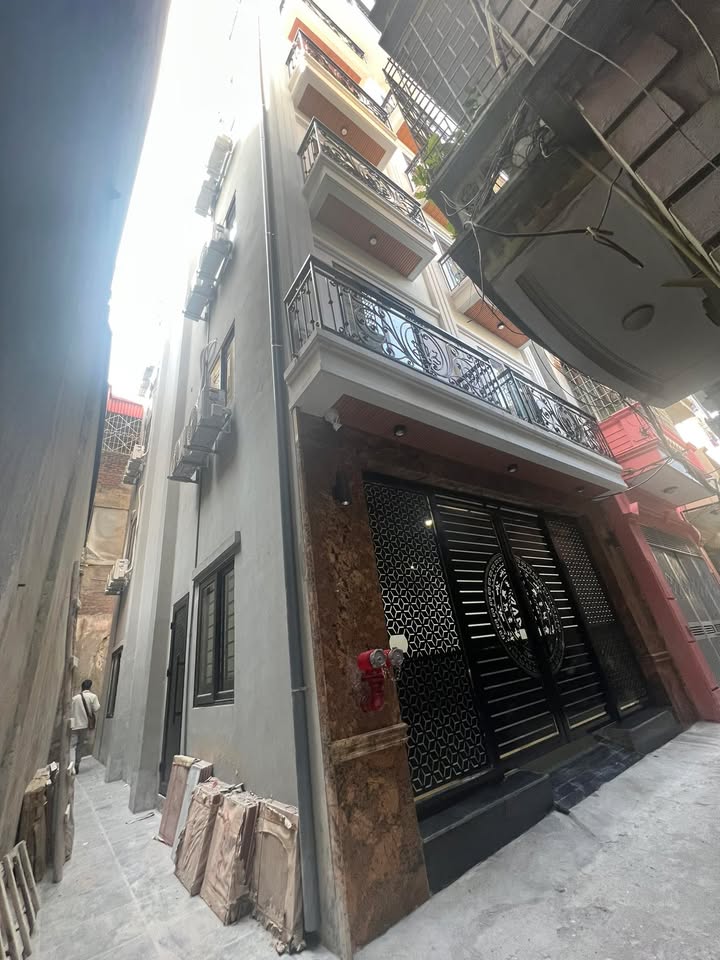 Nhà riêng Cầu Giấy 52m² giá 15.9 tỷ - Lô góc, thu nhập ổn định 70-80 triệu/tháng!