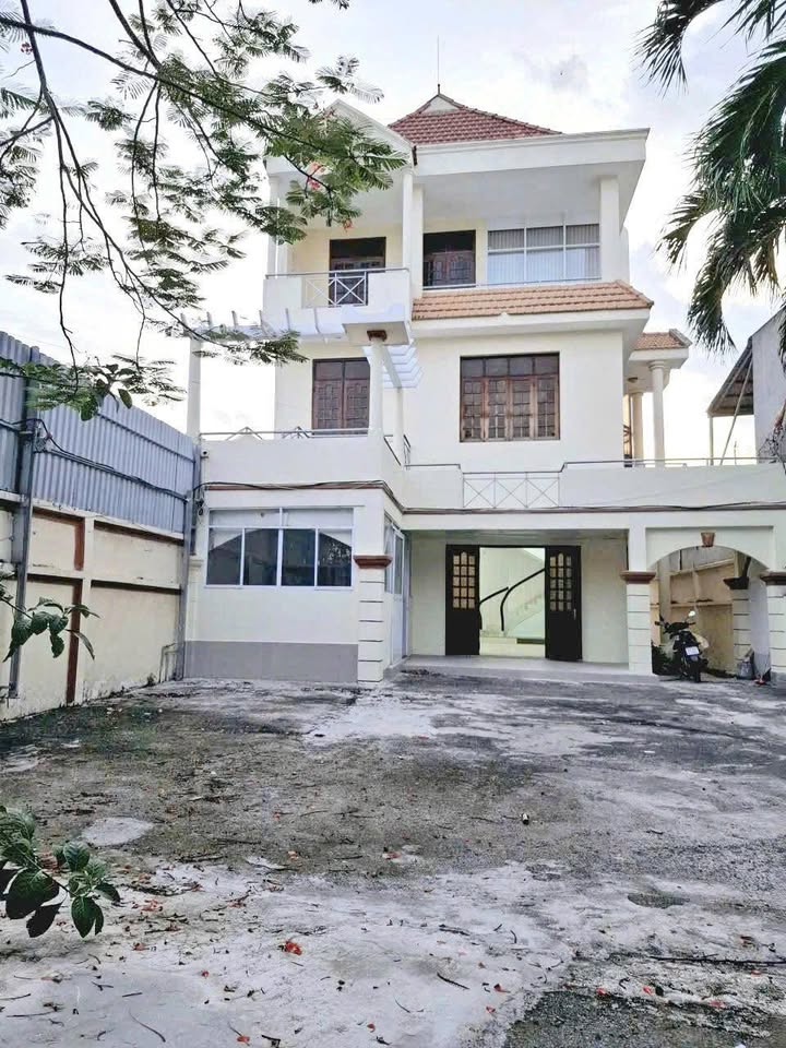 Biệt thự cho thuê Bùi Văn Ba Quận 7, 348m² giá 40 triệu - Vị trí an ninh, tiện ích đầy đủ!