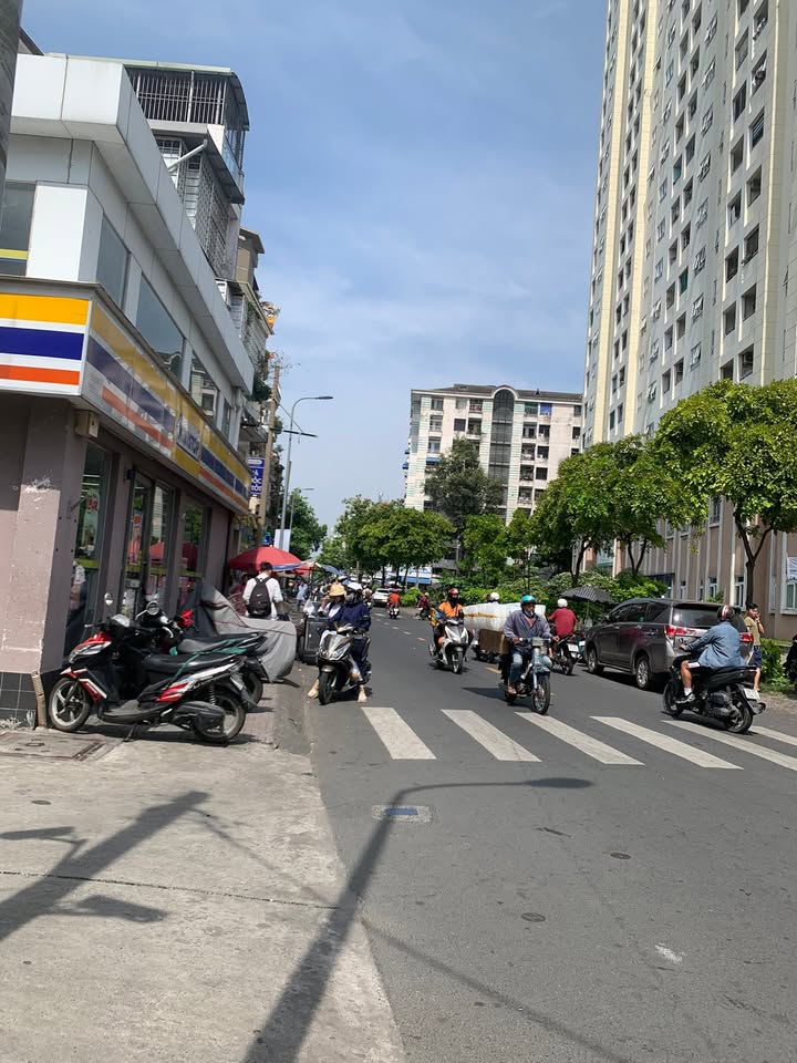 Nhà phố Lý Nam Đế, Q11, 120m² giá 6 tỷ - Sổ hồng chính chủ, tiện ích đầy đủ!