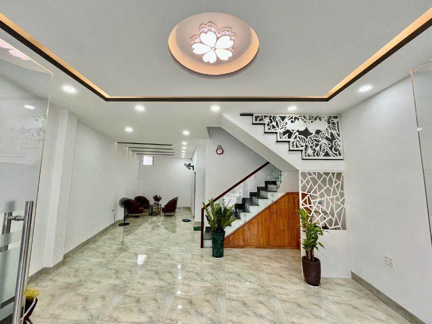 Bán nhà 3 tầng đường Ngô Đến Nha Trang 79.8m² giá 7.1 tỷ - Thiết kế ấn tượng, sẵn sàng cho thuê!