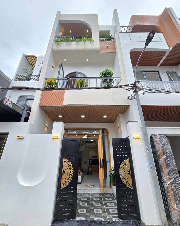 Nhà 3 Tầng 62m² tại Đà Nẵng giá 5.4 tỷ - Thiết kế hiện đại, sẵn sàng ở ngay!