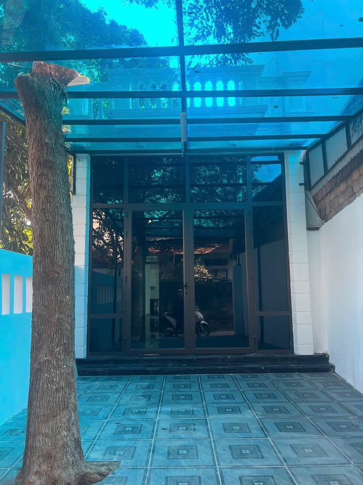 Nhà bán đường Lê Thần Tông, phường Đông Vệ, 145m² giá 2 tỷ - Hướng Tây, ô tô vào tận sân!