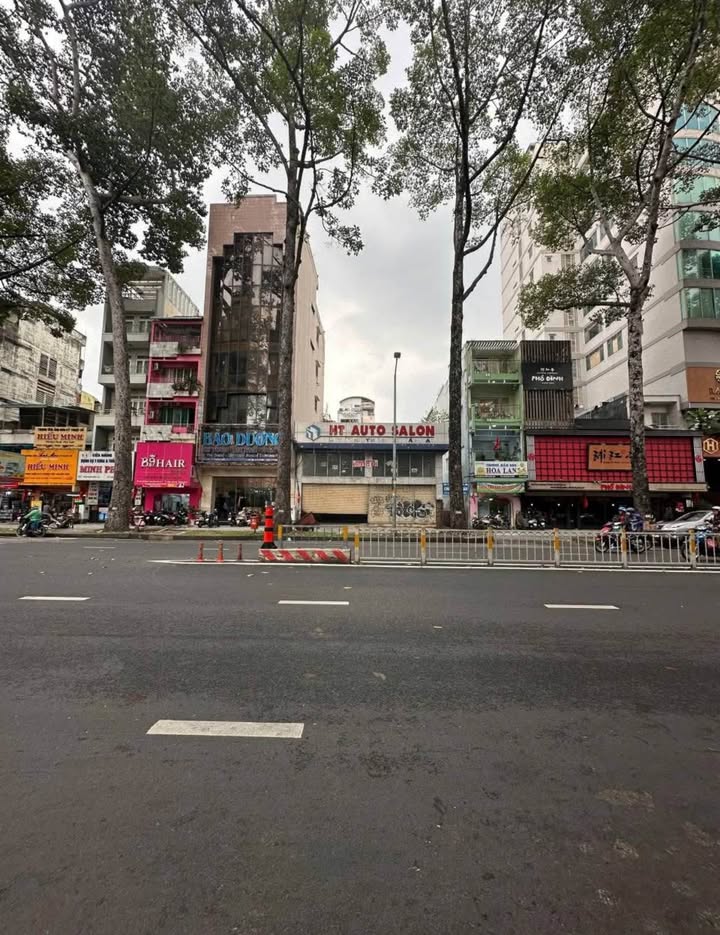 Bán nhà mặt tiền Trần Hưng Đạo, Quận 1, 299.5m² - Vị trí vàng cho kinh doanh!