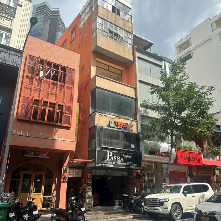 FrontHouse đường Đông Du Quận 1, 94m² giá 140 tỷ - Căn góc 2 mặt tiền sang trọng!