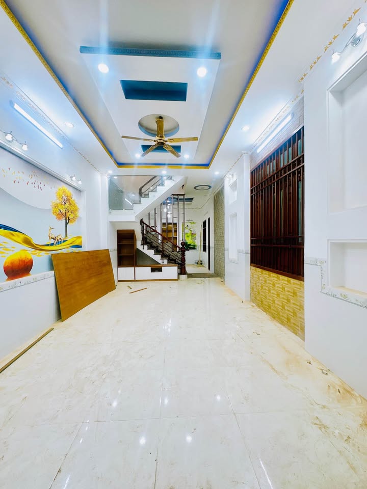 Nhà phố Tân Đông Hiệp 214m² giá 5 tỷ - Sổ hồng riêng, tiện nghi đầy đủ!