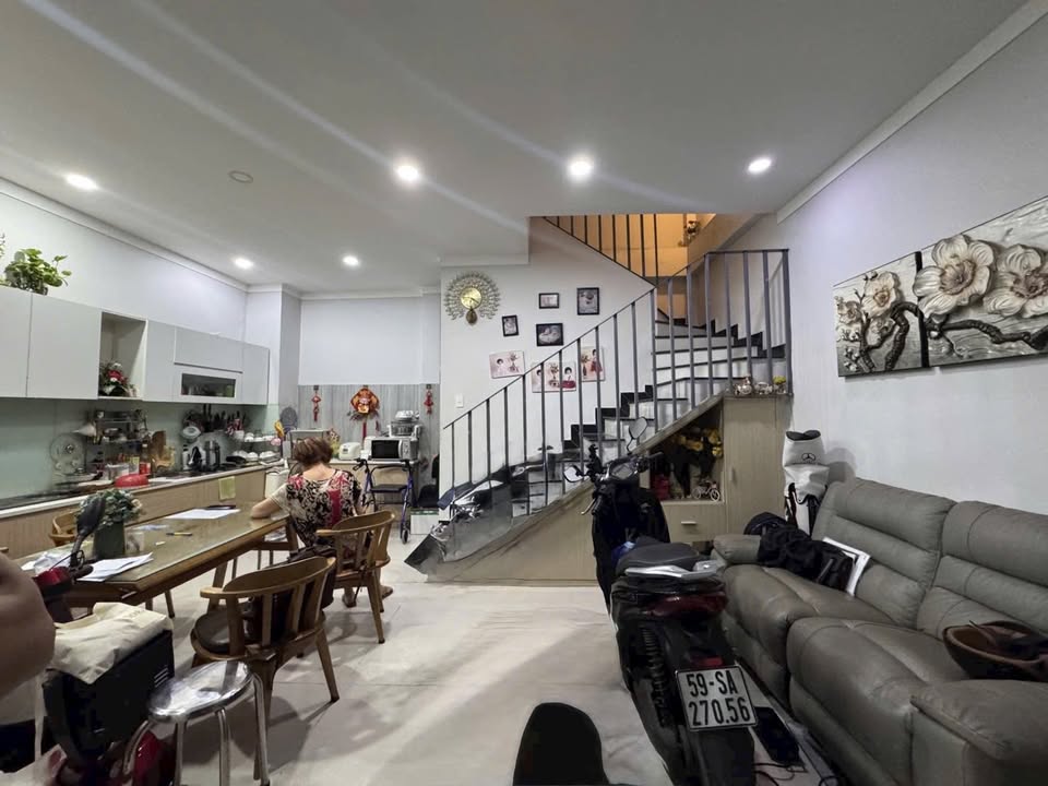 Nhà 4 tầng đường Phan Văn Trị, Bình Thạnh 35m² giá 5.6 tỷ - Khu an ninh, xe hơi đỗ cửa!