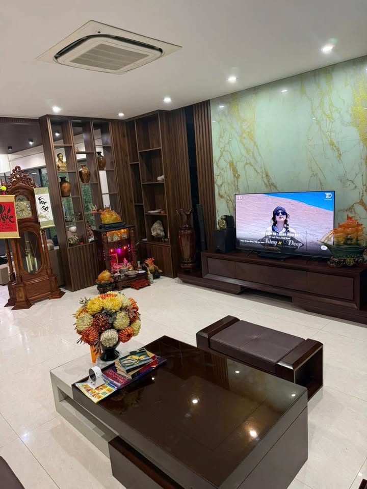 Nhà 3 tầng đường Nguyễn Gia Thiều, 261m² - Chính chủ bán gấp!