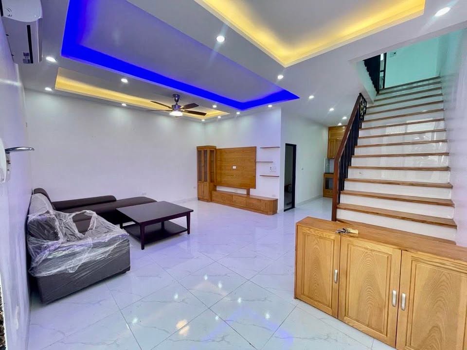 Nhà đẹp 2 tầng 56m² tại Yên Viên, Gia Lâm - Ô tô đỗ cửa, giá chỉ 5 tỷ!