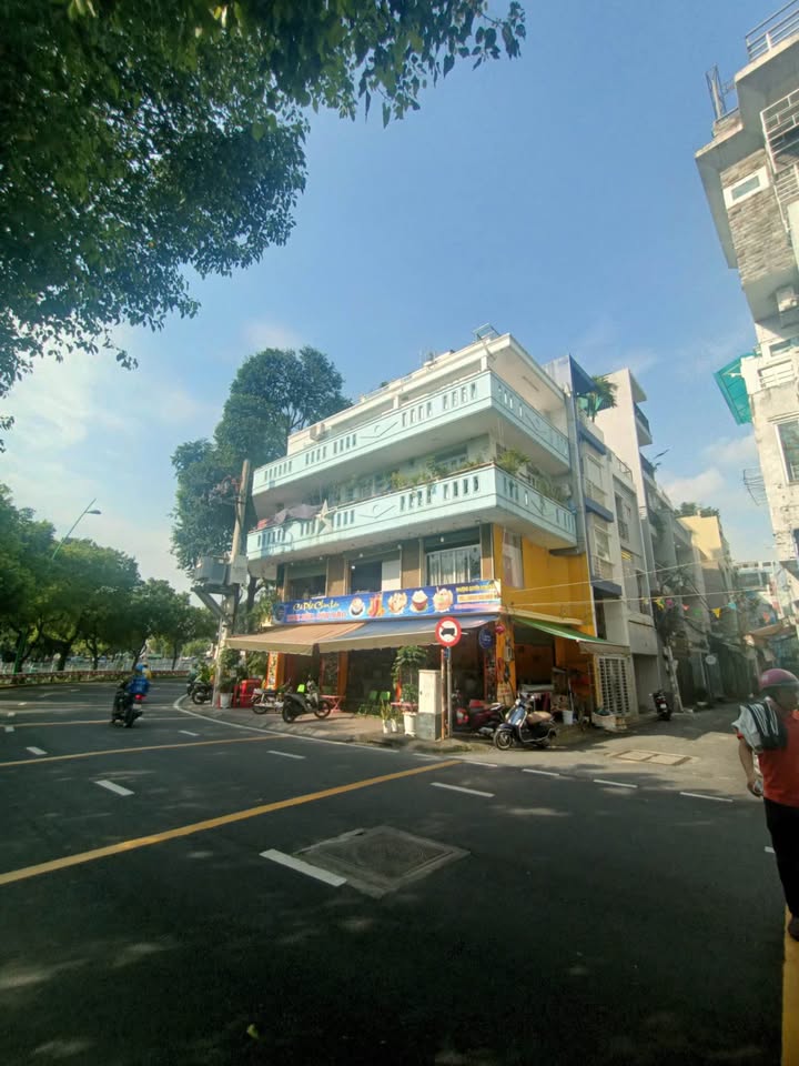 Bán Nhà Mặt Tiền Trường Sa, Phú Nhuận 82.5m² giá 26 tỷ - Căn góc view đẹp