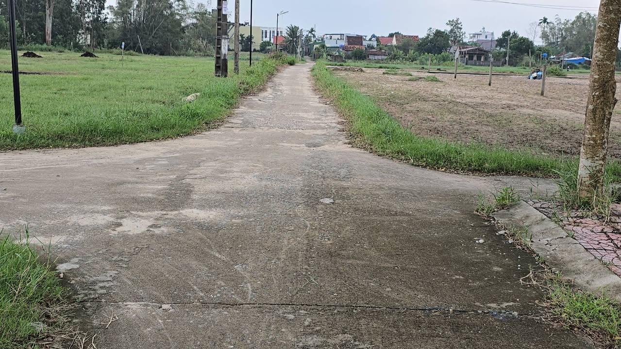 Đất nền Tịnh Hòa, Quảng Ngãi 125m² - Vị trí thuận lợi gần trường học và cảng cá!