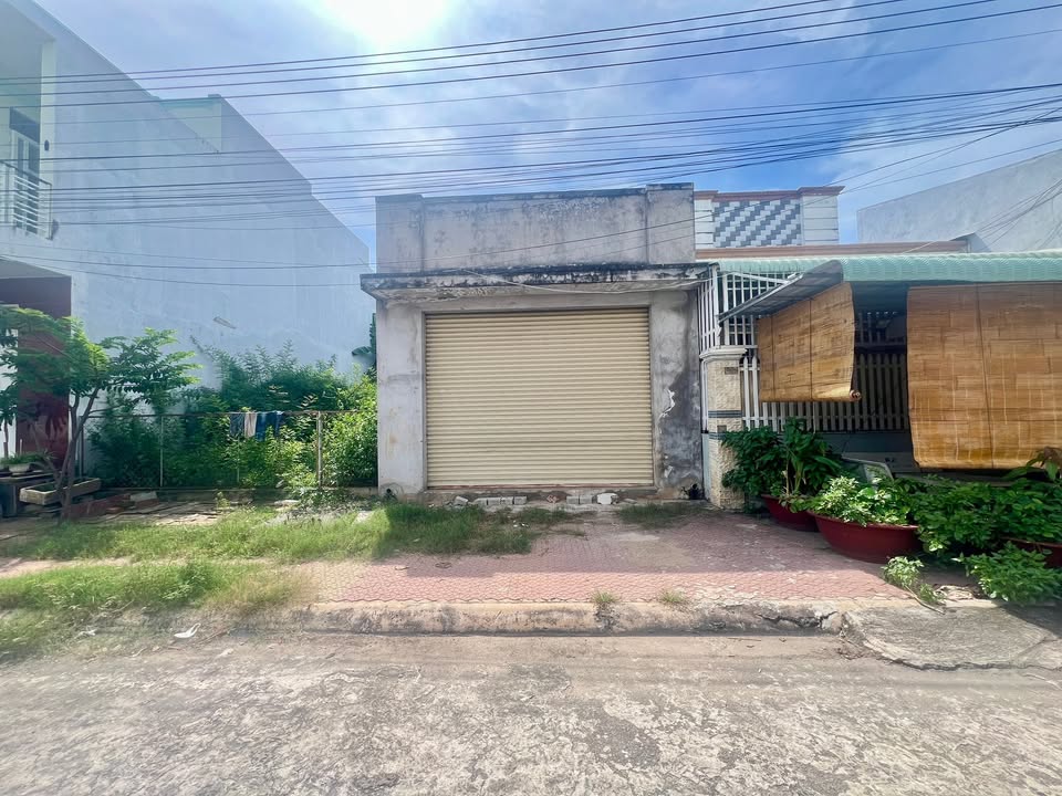 Đất mặt tiền nhựa Võ Văn Tần, Phú Trinh, 100m² chỉ 2.2 tỷ - Nhà kho sẵn, giá tốt!