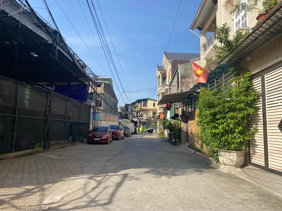 Nhà 3 tầng tại Hưng Bình, Vinh 80m² giá chỉ 5.65 tỷ - Tiện nghi đủ đầy!