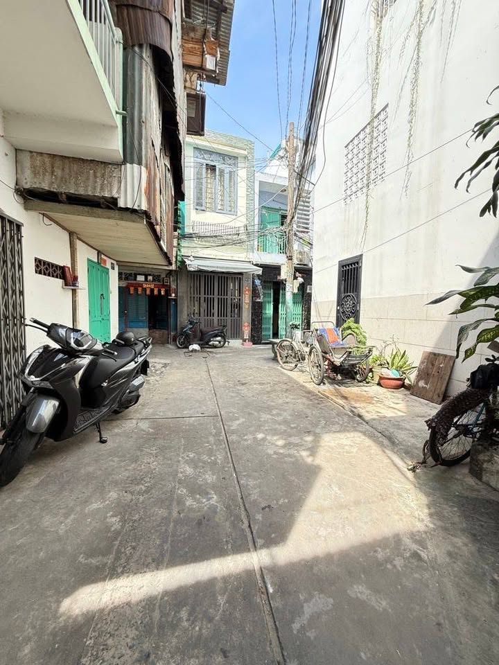Nhà phố 3 tầng quận 11, 11m² giá 2.2 tỷ - Vị trí đẹp, pháp lý rõ ràng!