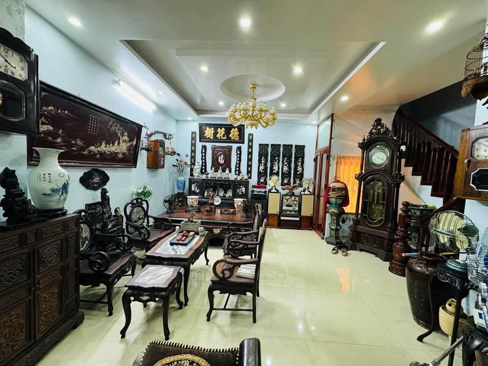 Bán gấp toà nhà 4 tầng mặt đường Trần Hưng Đạo 60m² giá 10 tỷ - Vị trí đắc địa trung tâm!