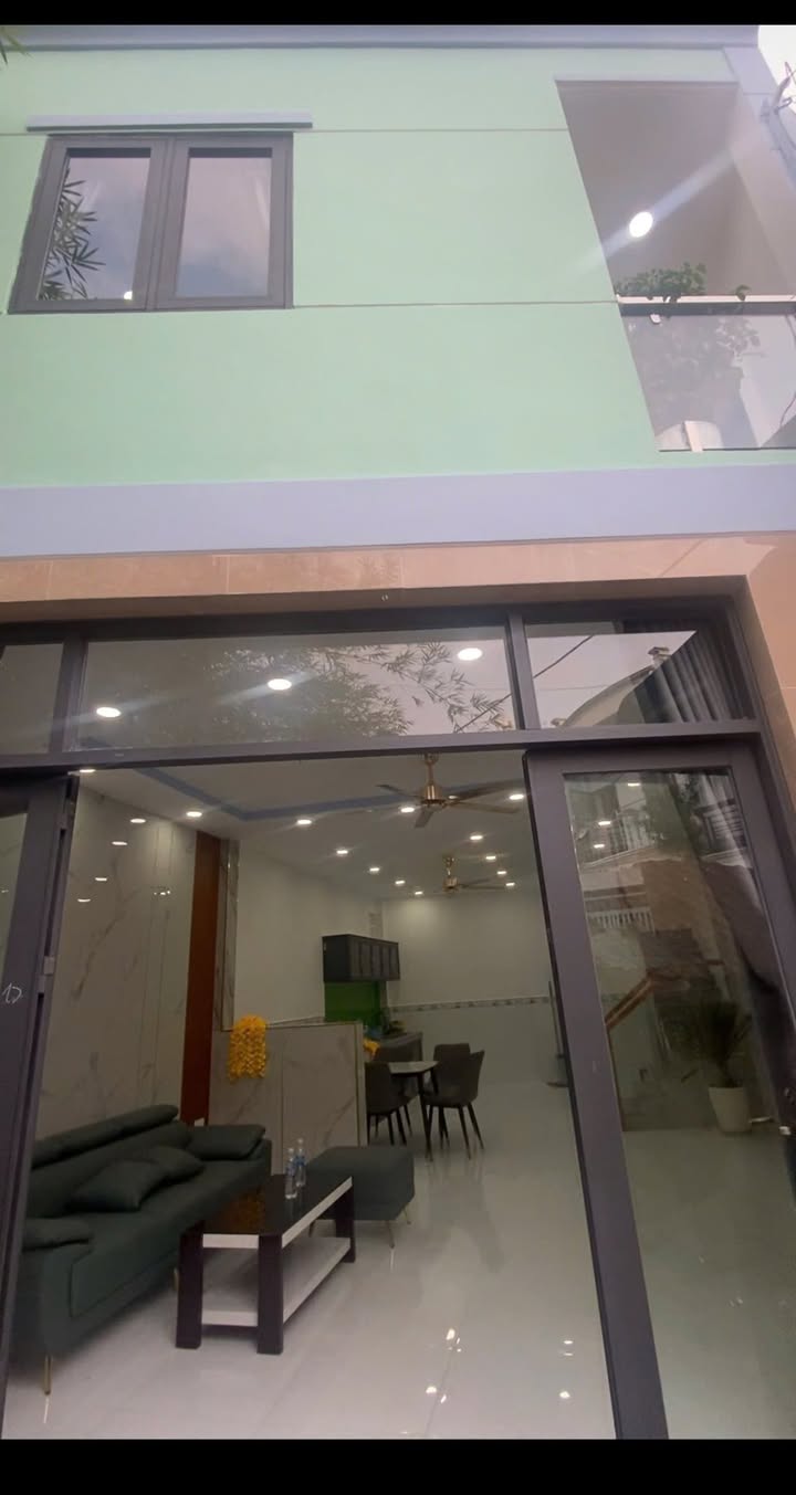 Nhà phố Hiệp Thành 110m² giá 2.4 tỷ - Sổ hồng chính chủ, tiện ích đầy đủ!