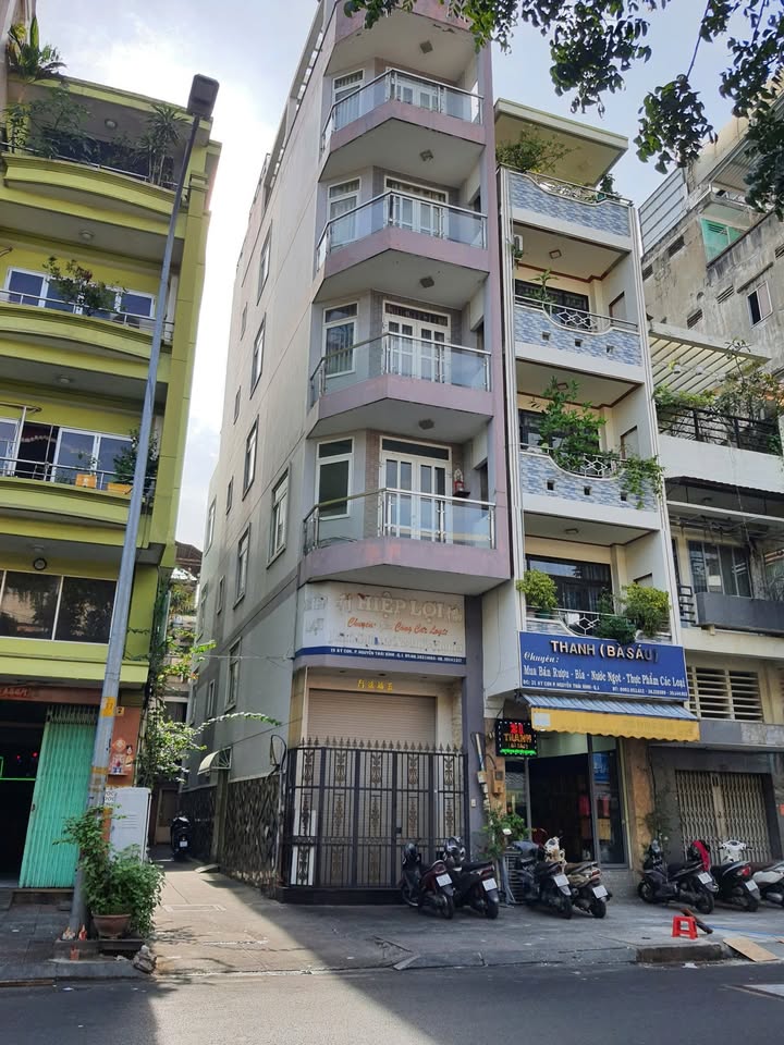 Nhà góc 2 mặt tiền Ký Con, Quận 1, Diện tích 64.7m² - Cho thuê giá tốt!