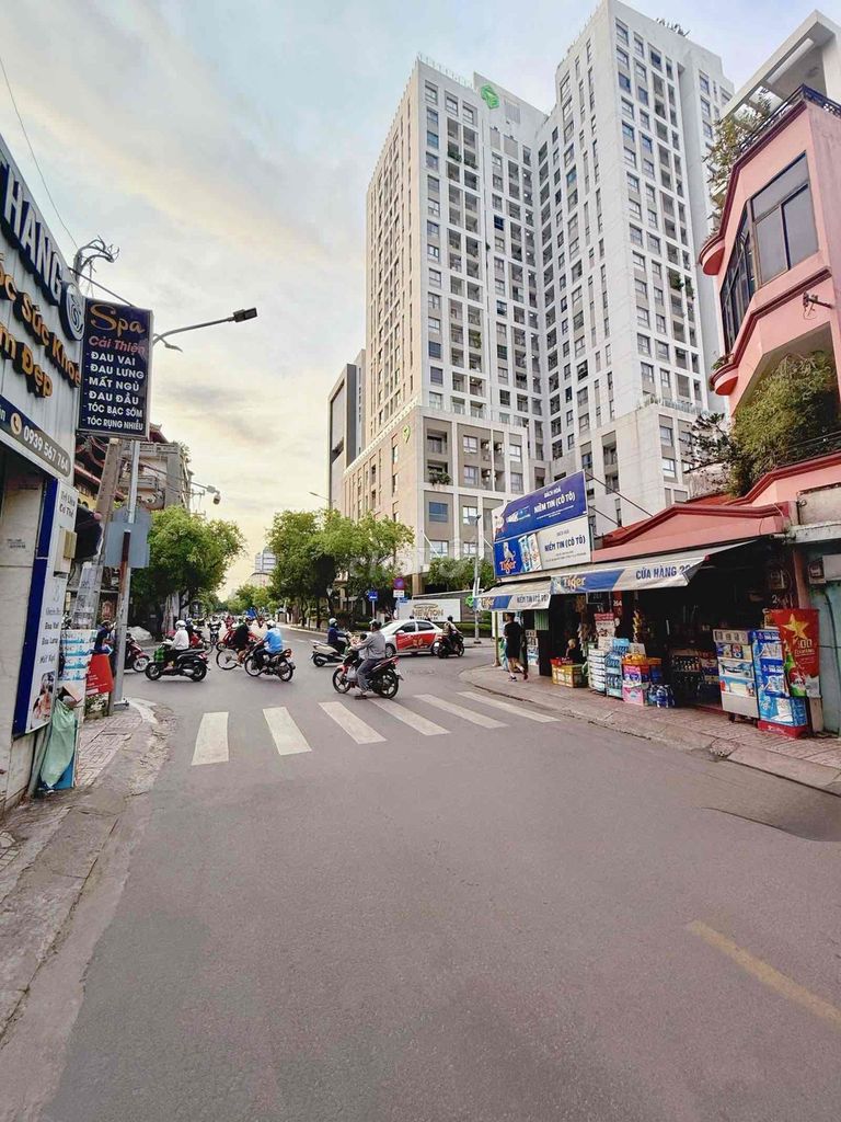 Nhà 4 Tầng Sân Thượng Mặt Tiền Nguyễn Trọng Tuyển 56m² giá 13.9 tỷ - Sổ hoàn công