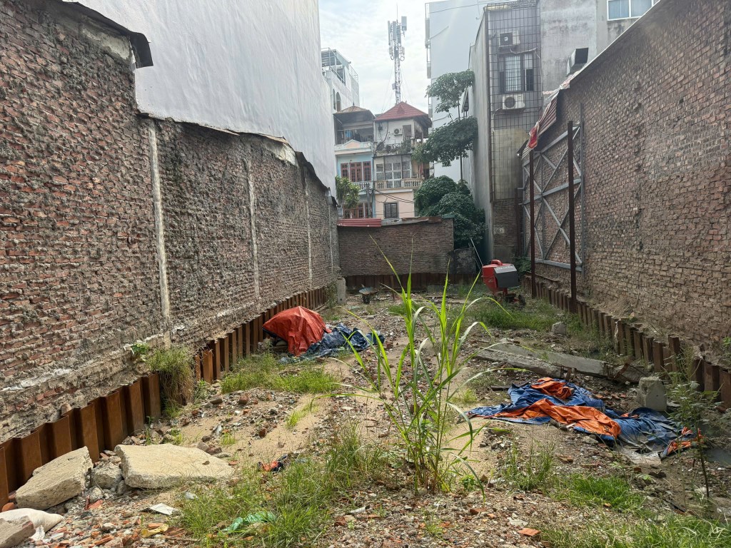 Đất Lạc Long Quân, Tây Hồ 153m² giá 130 tỷ - Cơ hội đầu tư tuyệt vời!