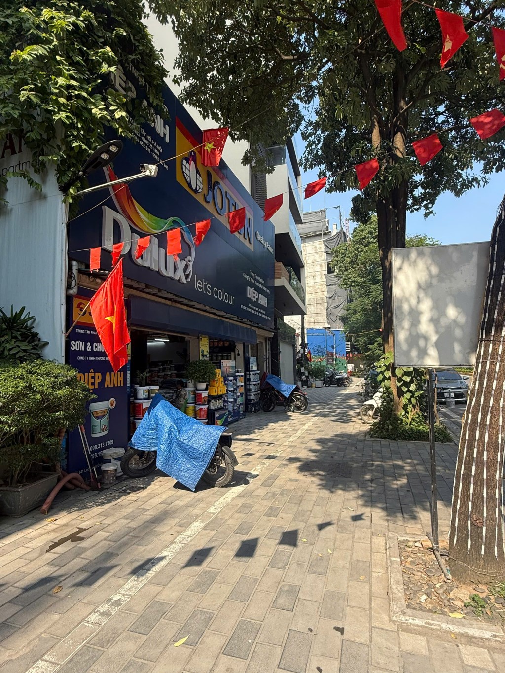 Đất vị trí đắc địa Lạc Long Quân 180m² giá 135 tỷ - Cơ hội đầu tư hiếm có!