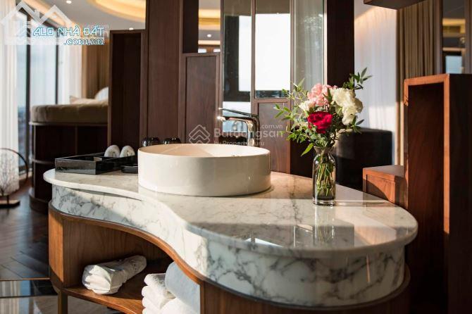 Khách sạn mặt phố Cầu Giấy 265m² giá 190 tỷ - Dòng tiền cao, thiết kế hiện đại!