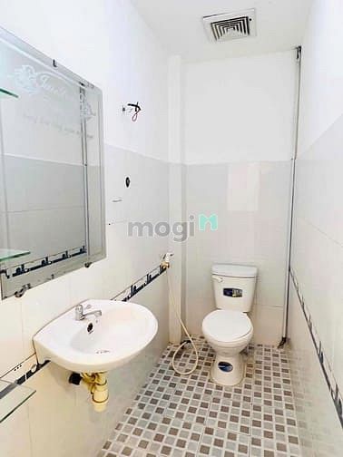 Nhà cho thuê mặt tiền Lạc Long Quân, Quận 11, 210m² giá 22 triệu - Phù hợp làm văn phòng!
