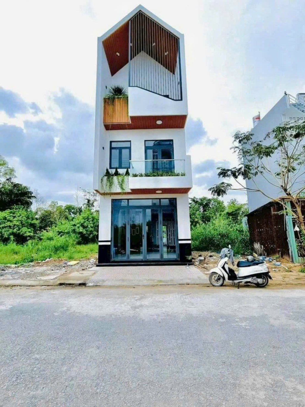 Nhà cho thuê 1 trệt 2 lầu 4 phòng ngủ - Khu tái định cư Cửu Long, Bình Thủy giá 9 triệu