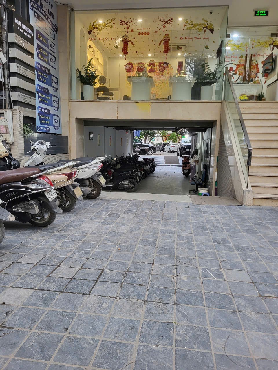 Nhà liền kề Mễ Trì 90m² giá 38 tỷ - Kinh doanh sầm uất, ô tô đỗ thoải mái!