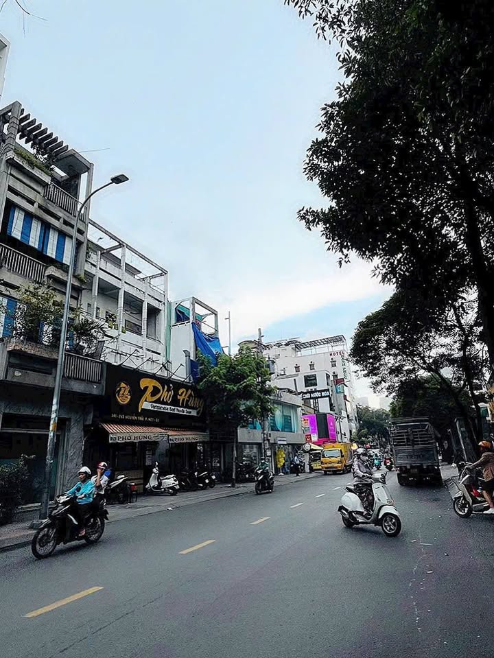 Bán góc 2 mặt tiền Nguyễn Trãi, Quận 1 - Tiềm năng đầu tư lớn!