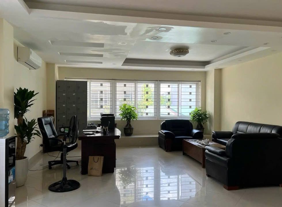 Cho thuê nhà mặt ngõ lớn Nguyễn Văn Linh, Long Biên 70m² giá chỉ 17 triệu - Phù hợp kinh doanh!